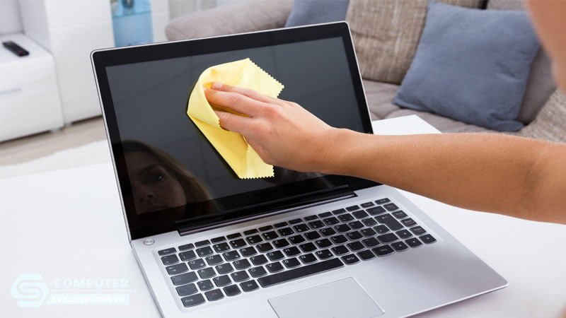 cac-buoc-ve-sinh-man-hinh-may-tinh-laptop-don-gian-skycomputer