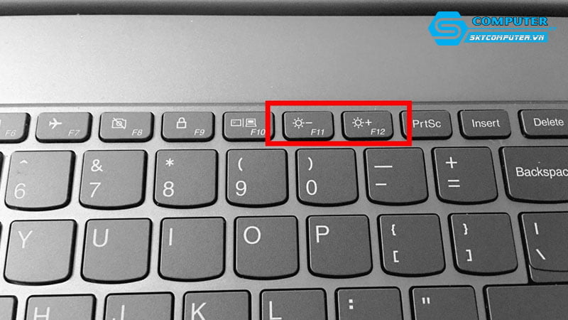 chinh-tang-do-sang-man-hinh-may-tinh-bang-phim-tat-skycomputer