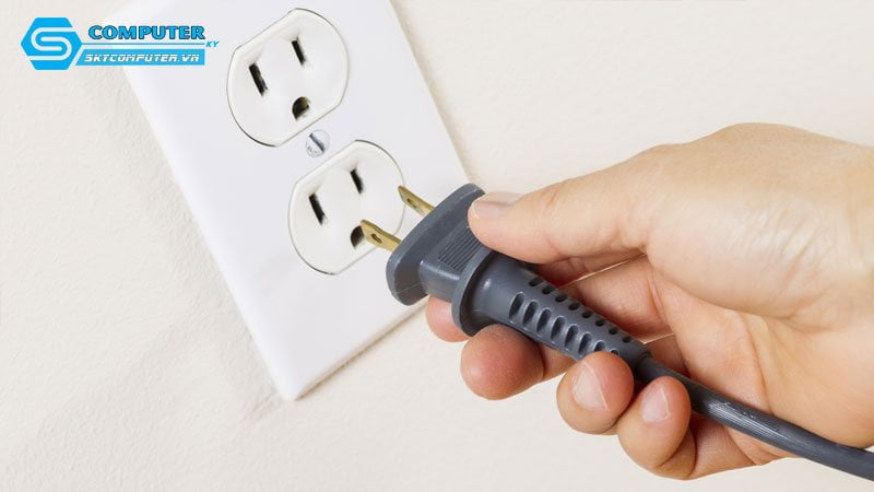 ngat-nguon-dien-khi-ve-sinh-may-tinh-de-ban-skycomputer