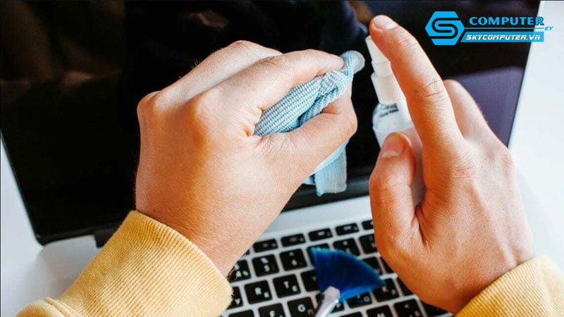 tai-sao-can-ve-sinh-man-hinh-may-tinh-skycomputer