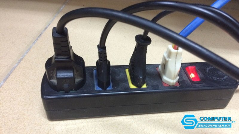 kiem-tra-nguon-dien-va-cap-man-hinh-skycomputer