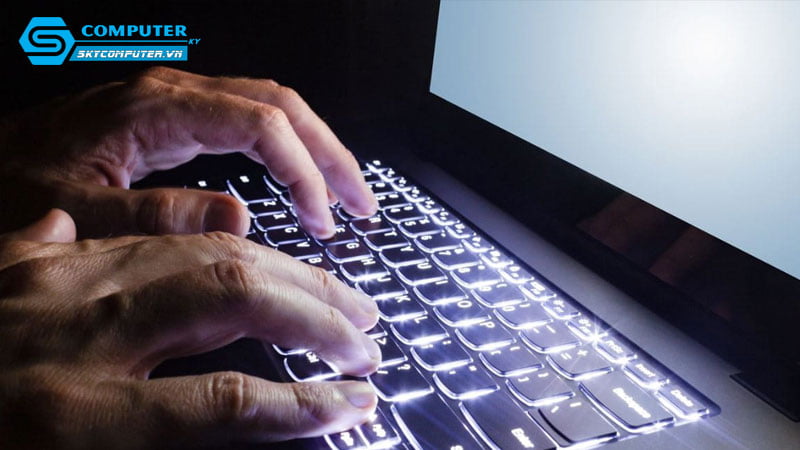 Cong-dung-cua-viec-bat-den-ban-phim-laptop-skycomputer