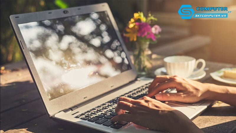 Khong-de-may-tinh-tiep-xuc-truc-tiep-voi-anh-sang-mat-troi-skycomputer