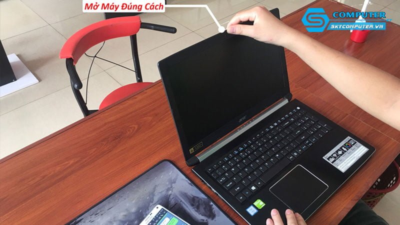 Mo-man-hinh-dung-cach-skycomputer