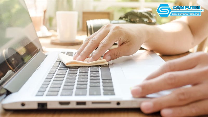 Ve-sinh-thuong-xuyen-cho-laptop-skycomputer