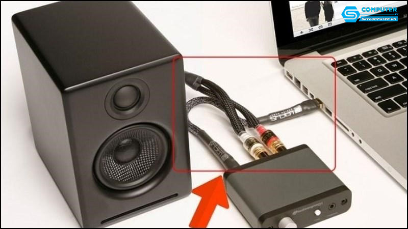 Choi-nhac-tren-laptop-cai-thien-am-thanh-voi-loa-ngoai