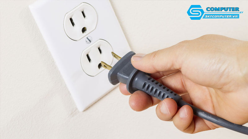 Huong-dan-cach-xu-ly-khi-laptop-bi-vo-nuoc-skycomputer