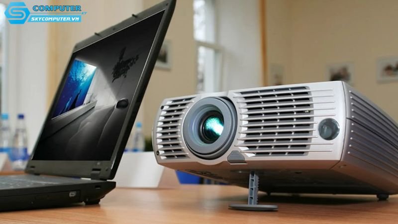 Laptop-cho-thue-co-ho-tro-ket-noi-may-chieu-cho-hoi-thao-khong-1