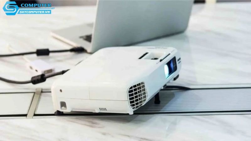 Laptop-cho-thue-co-ho-tro-ket-noi-may-chieu-cho-hoi-thao-khong-2