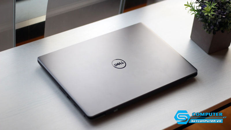 Laptop-co-nap-lung-va-chieu-nghi-tay-bang-kim-loai-la-gi-1-skycomputer