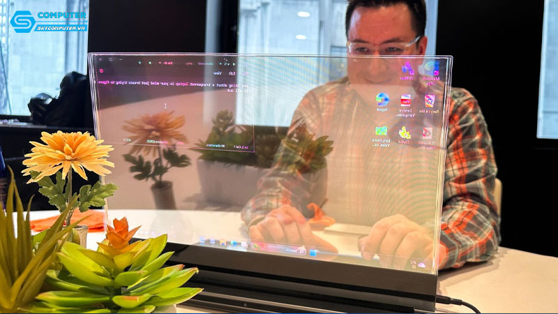 Laptop-voi-cong-nghe-man-hinh-trong-suot-2