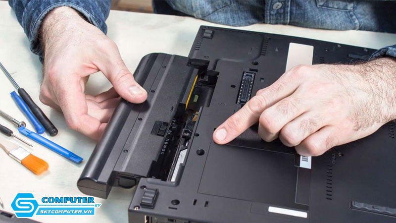 Lat-nguoc-laptop-lai-va-thao-pin-neu-co-the-skycomputer