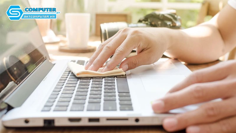 Lau-kho-cac-linh-kien-ben-trong-laptop-skycomputer